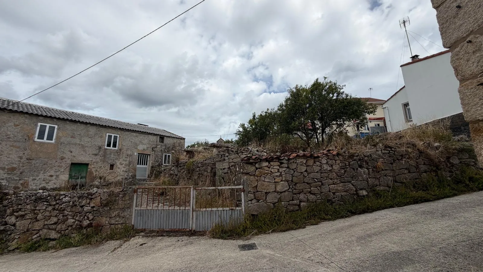 Fachada de la casa de piedra para reformar en Cances, Carballo