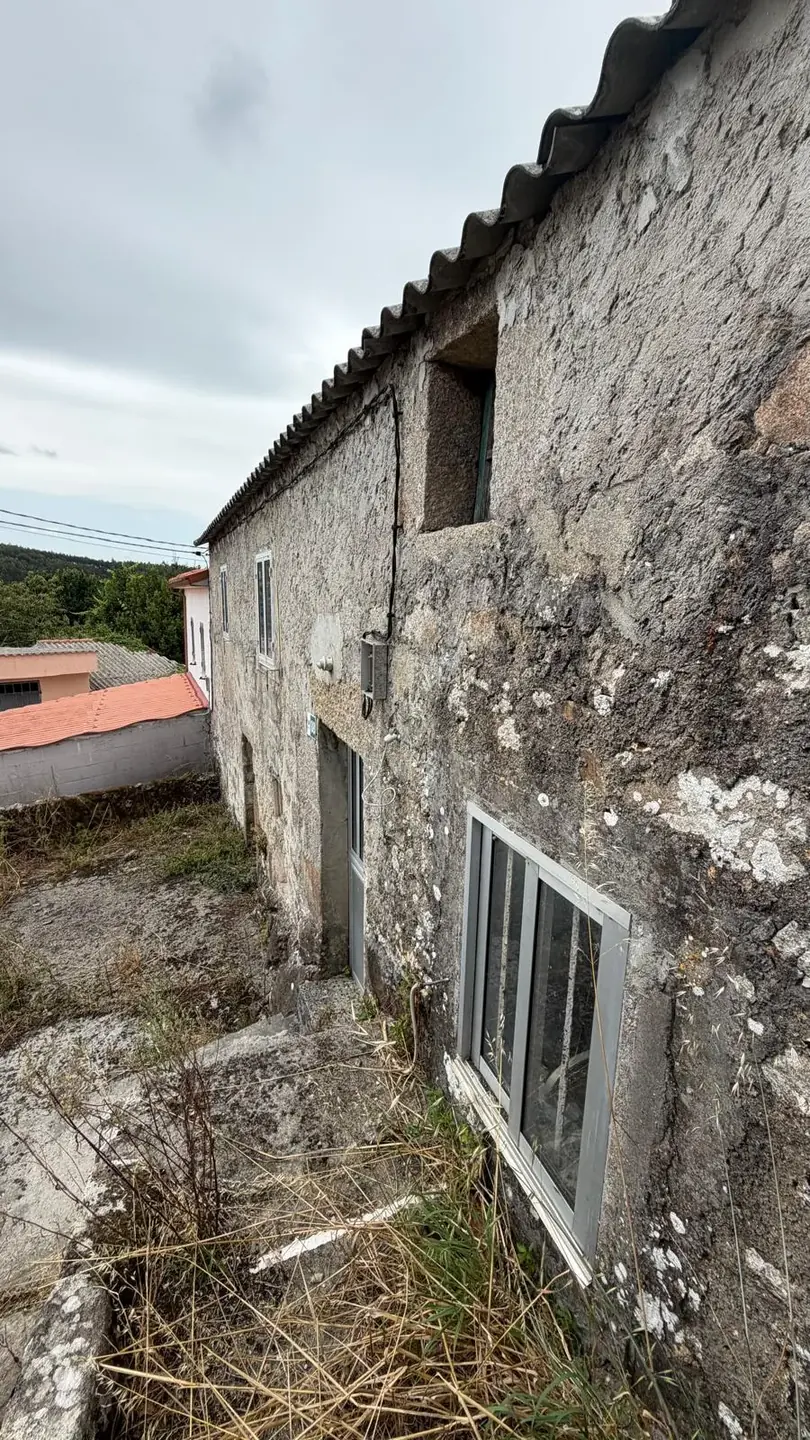 Lateral de la vivienda con paso entre edificaciones
