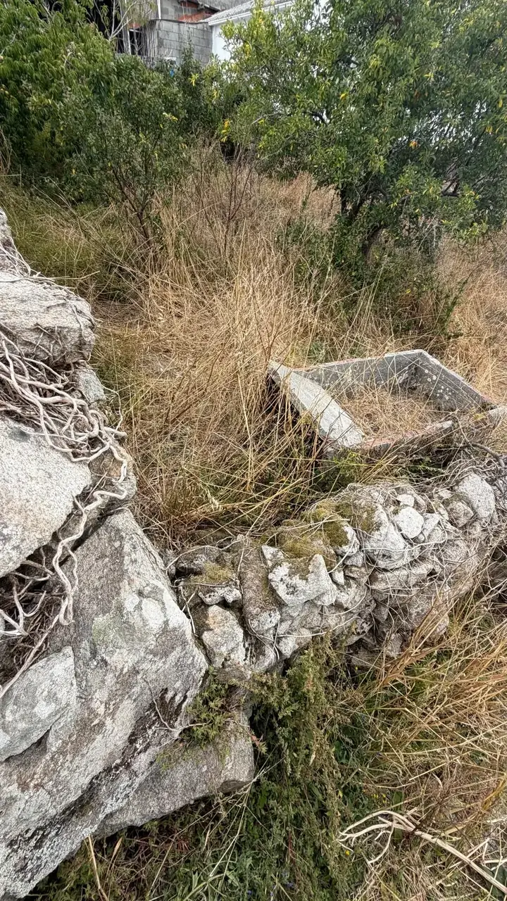 Terreno en pendiente cerrado con muro de piedra