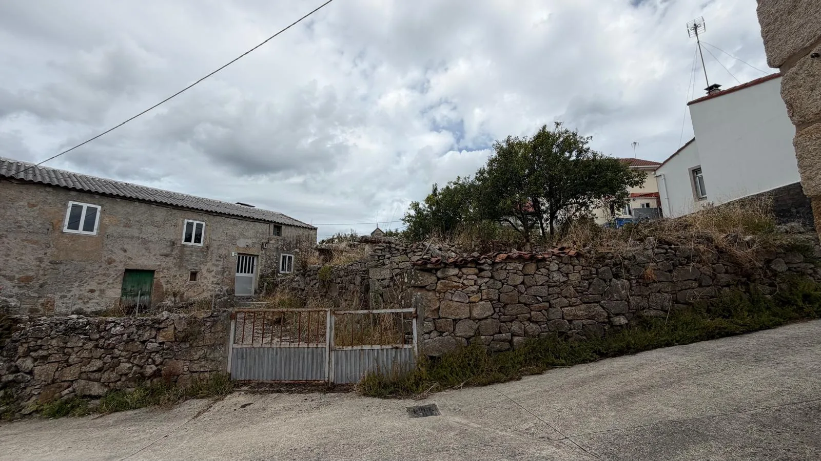 Casa de piedra vista desde la carretera