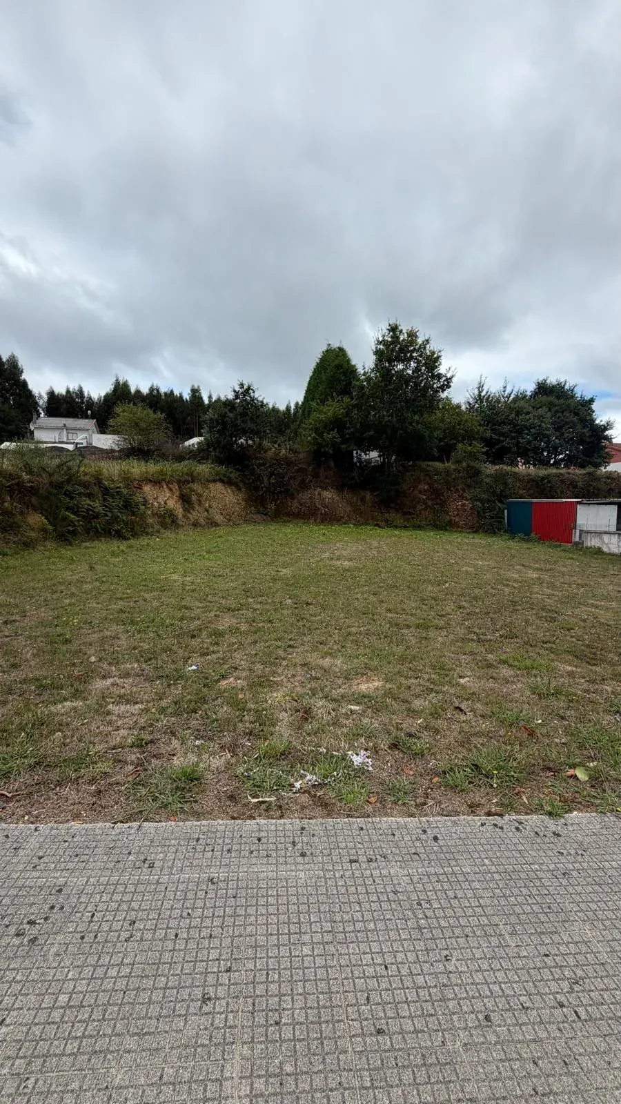 Trottoir et accès piéton en bordure du terrain