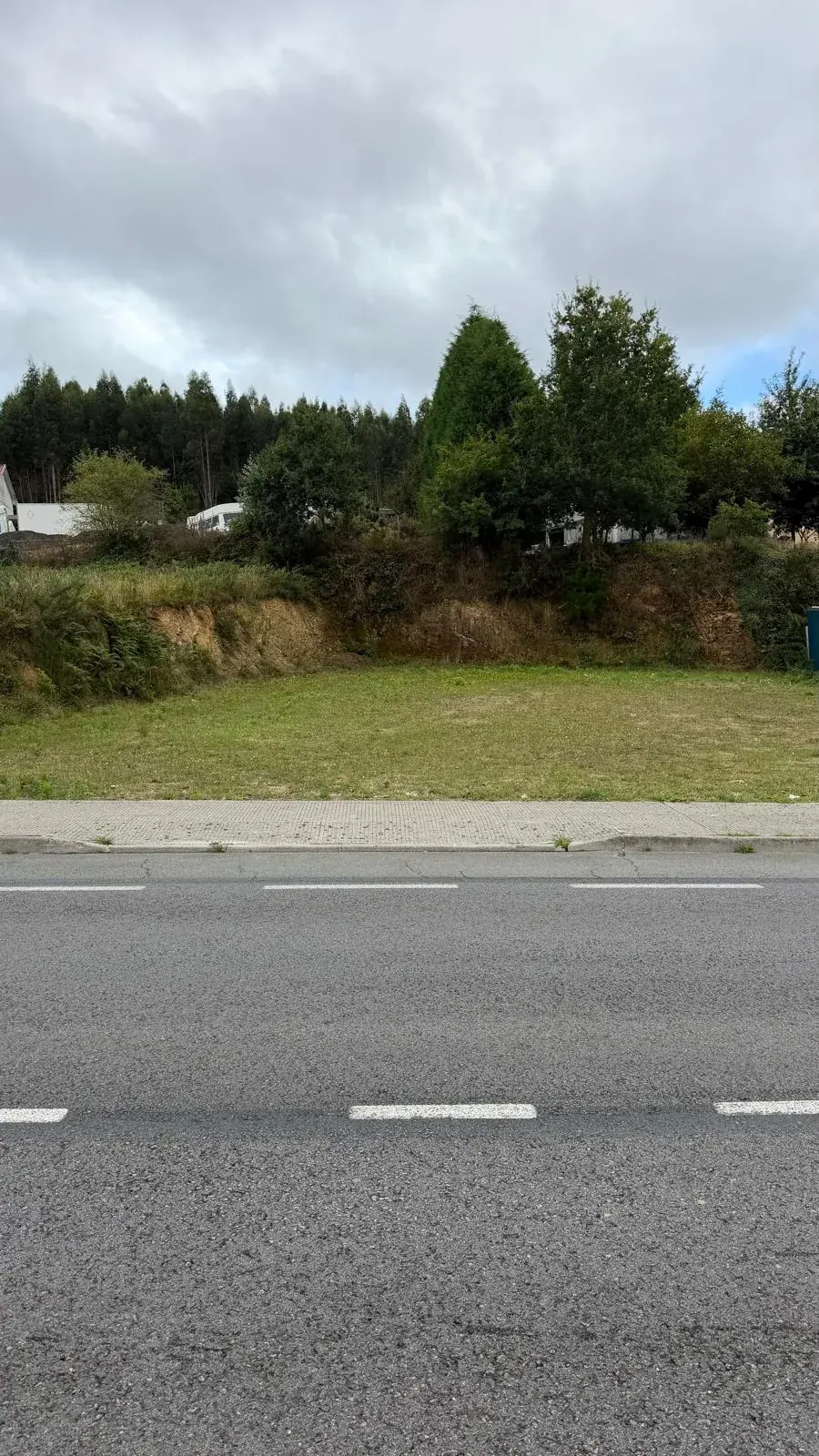 Vue du terrain depuis la route