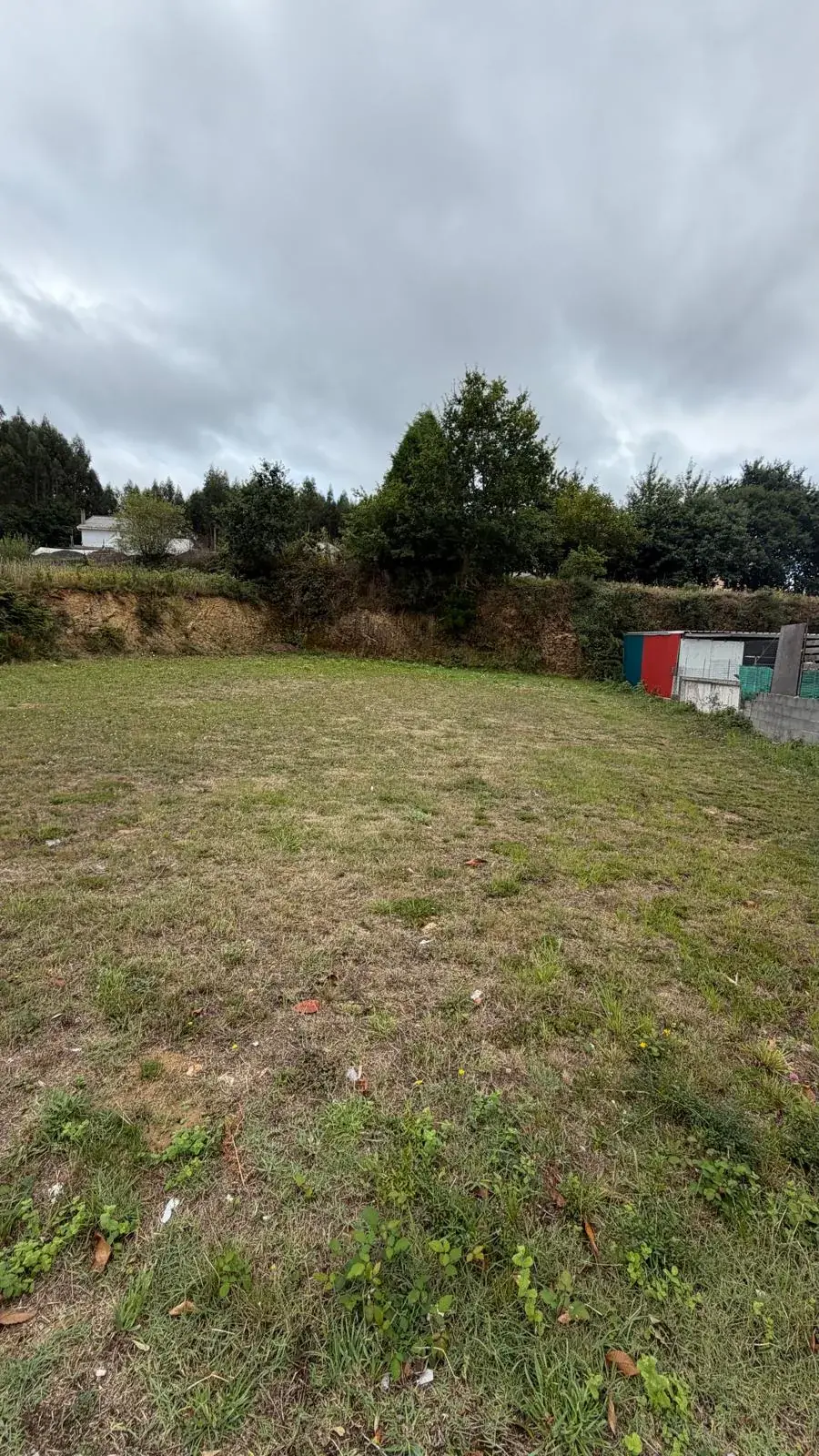 Terrain plat vu sur toute sa largeur