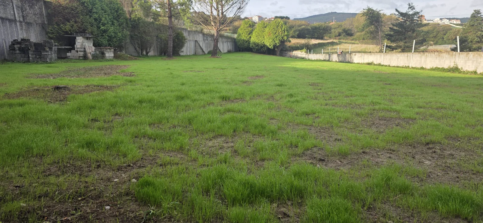 General view of the plot in Lema, flat and cleared