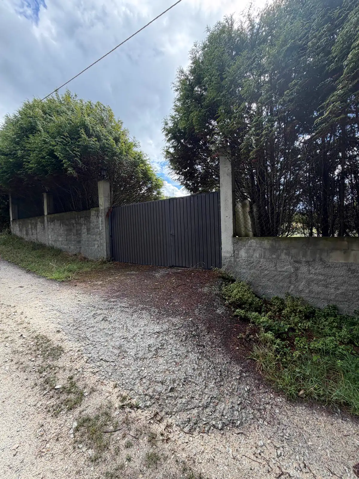 Vehicle access gate from the track