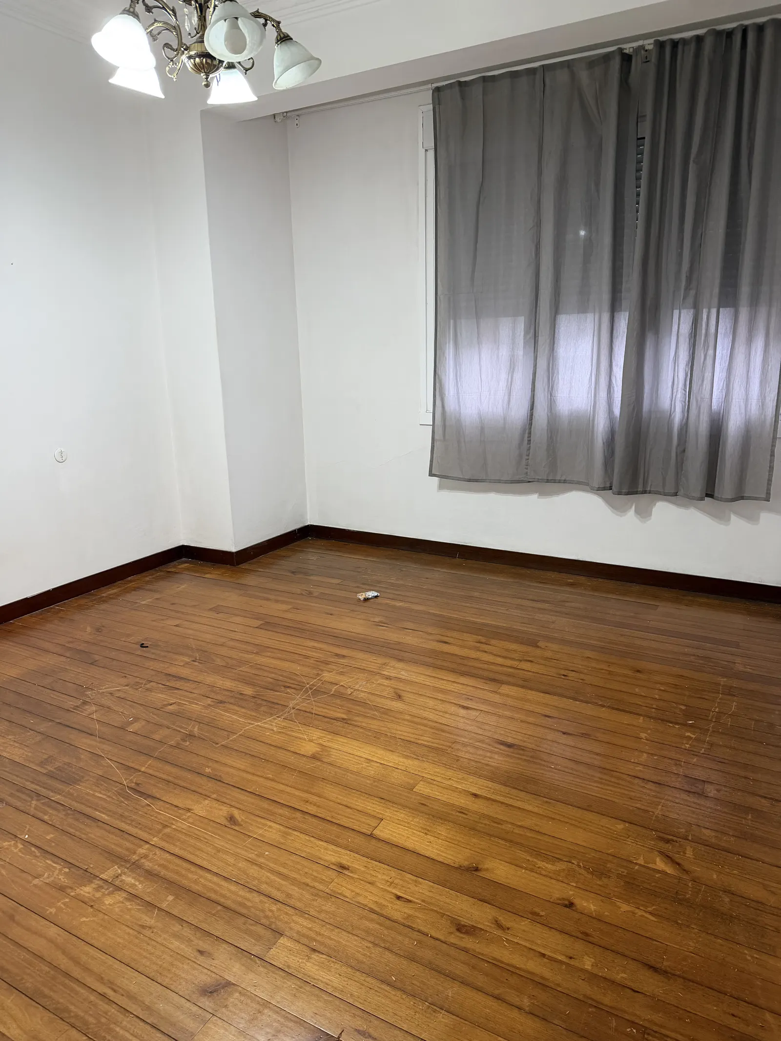 Sala luminosa com pavimento em madeira