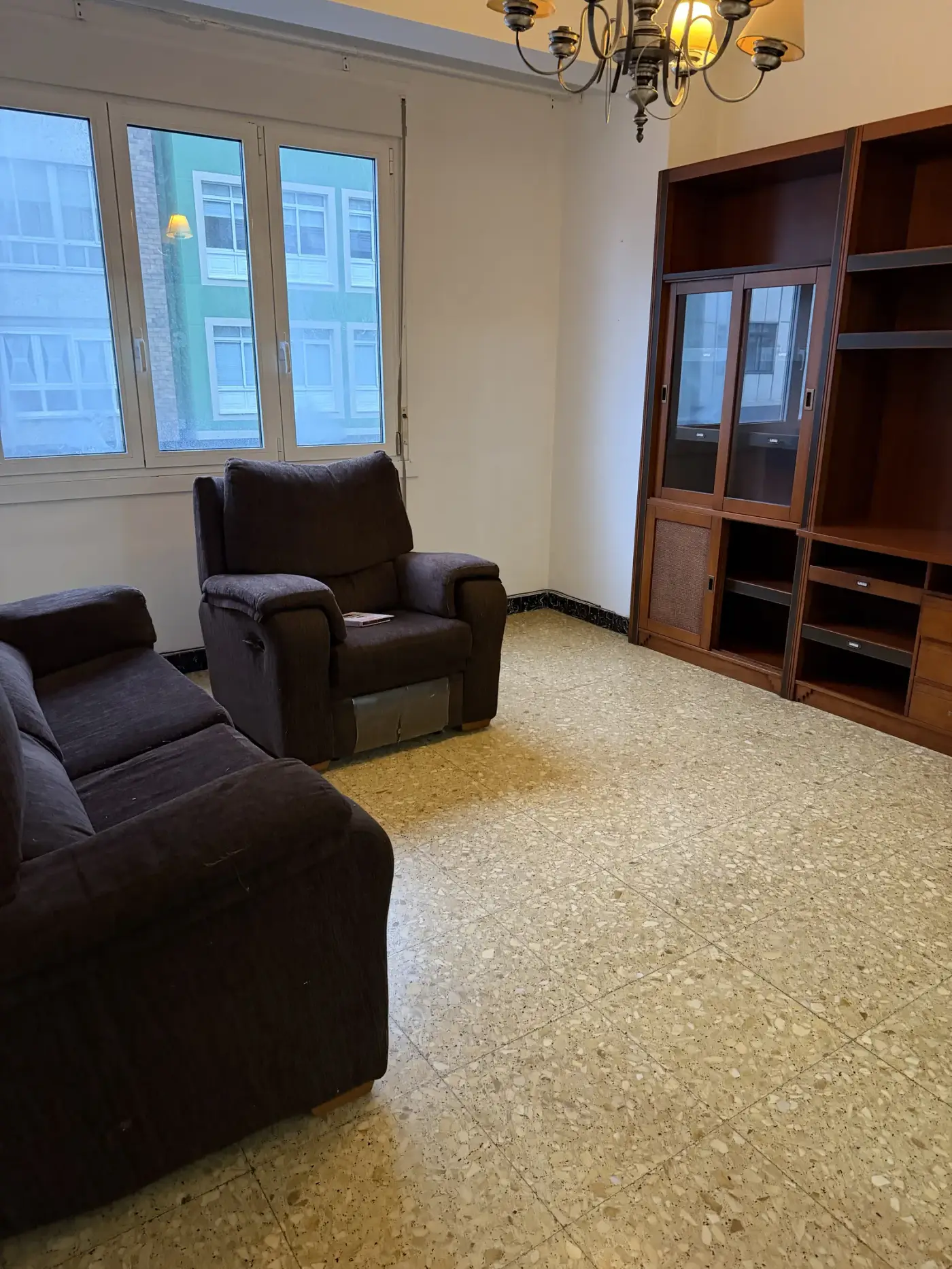 Sala com estantes de alvenaria