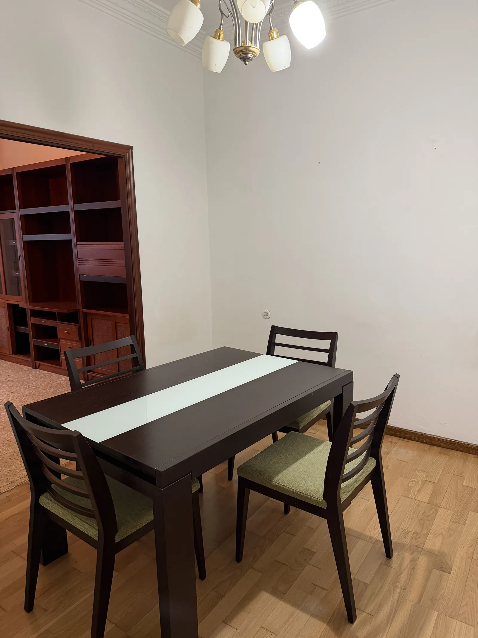 Sala de jantar com mesa e cadeiras