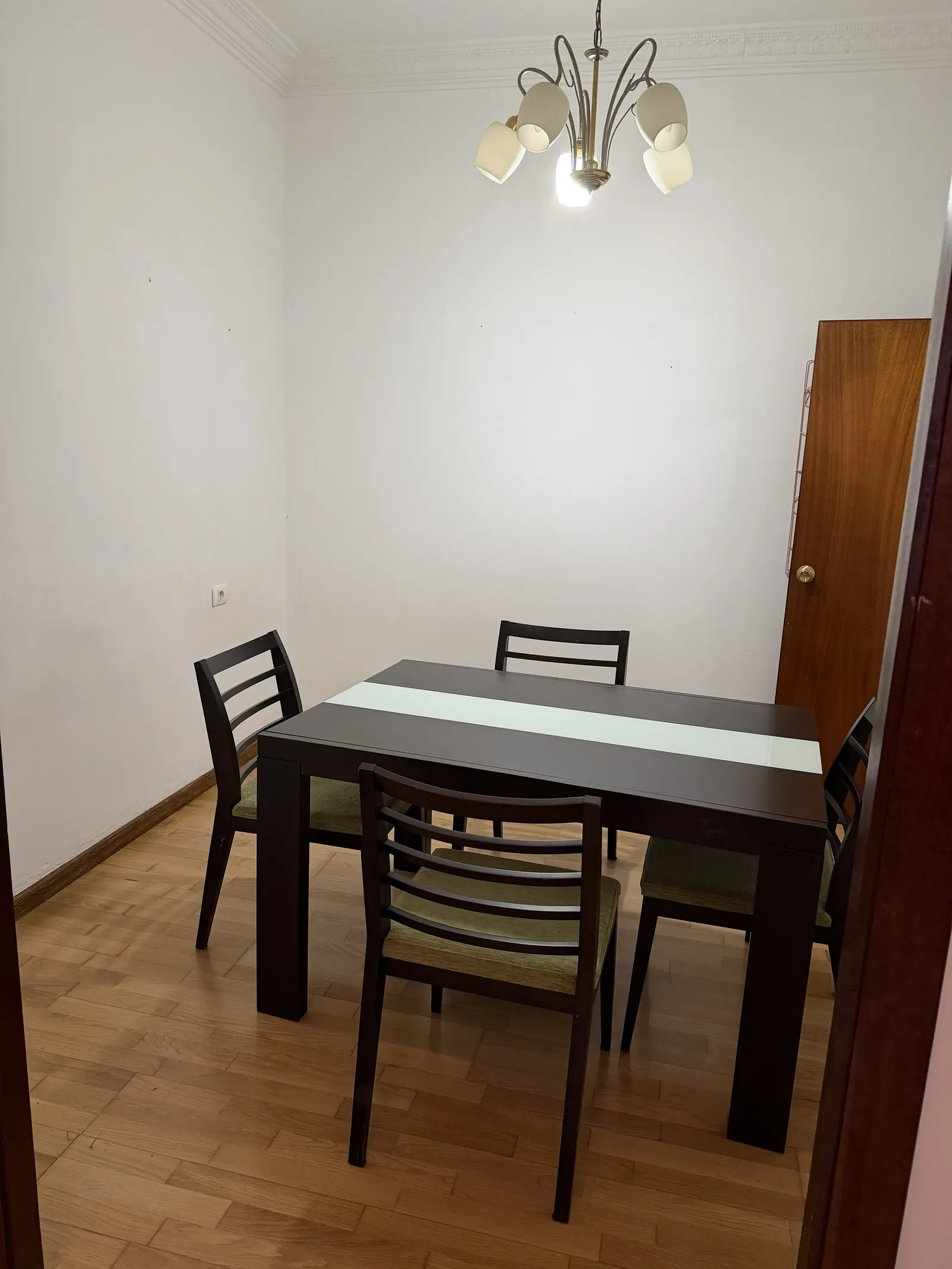 Sala de jantar junto a uma janela exterior