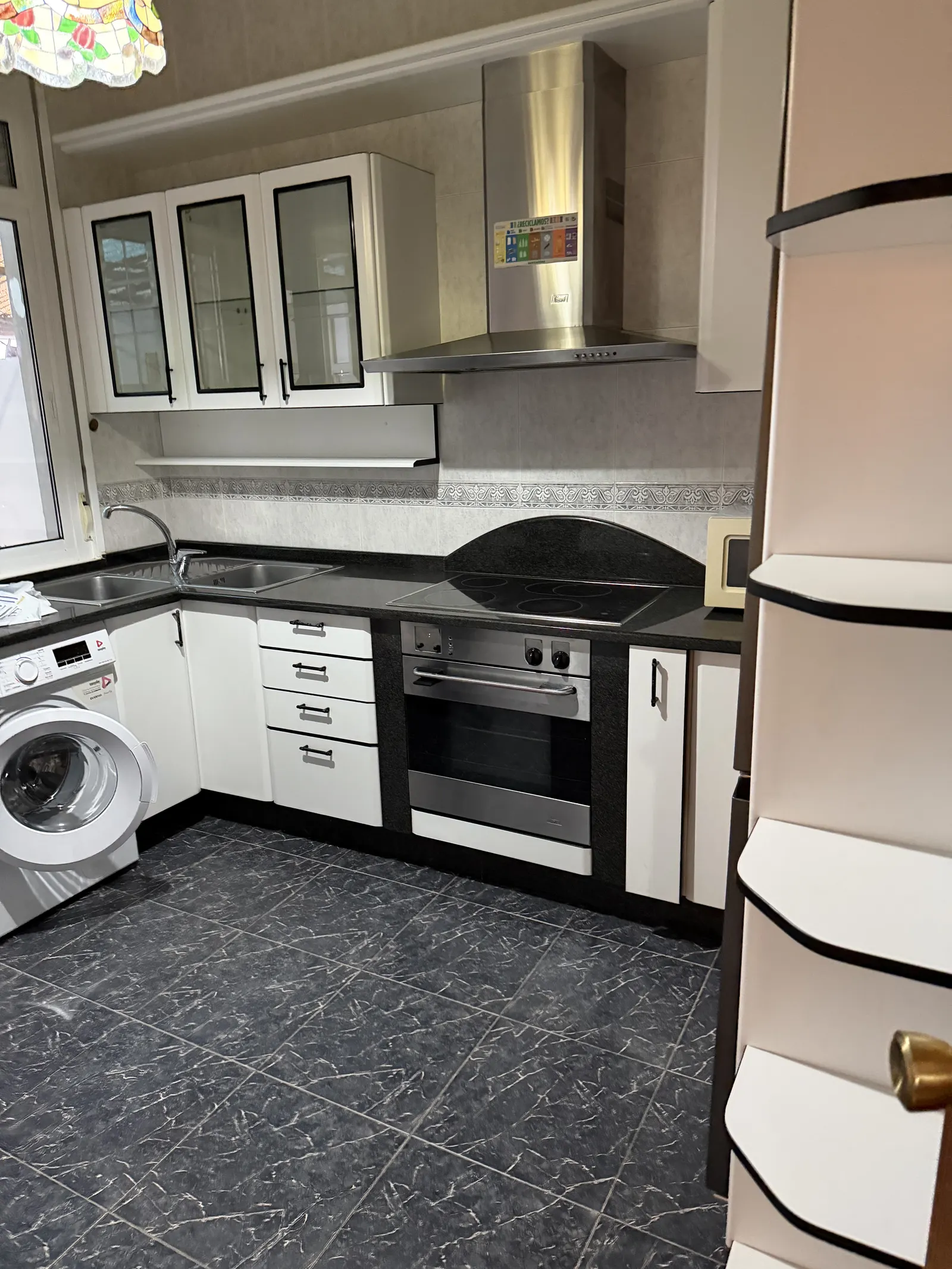 Cozinha equipada com máquina de lavar