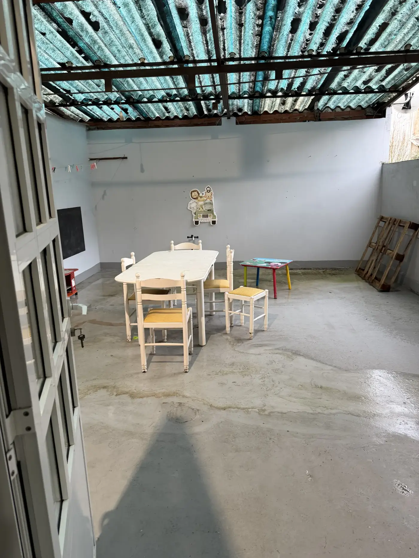 Divisão luminosa com mesa de apoio