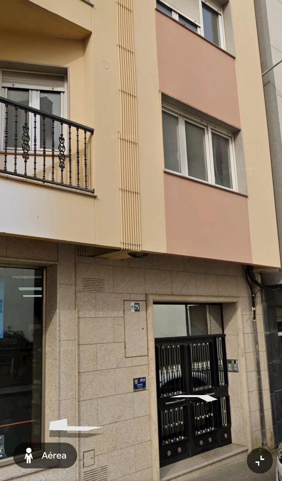 Entrada do edifício com elevador