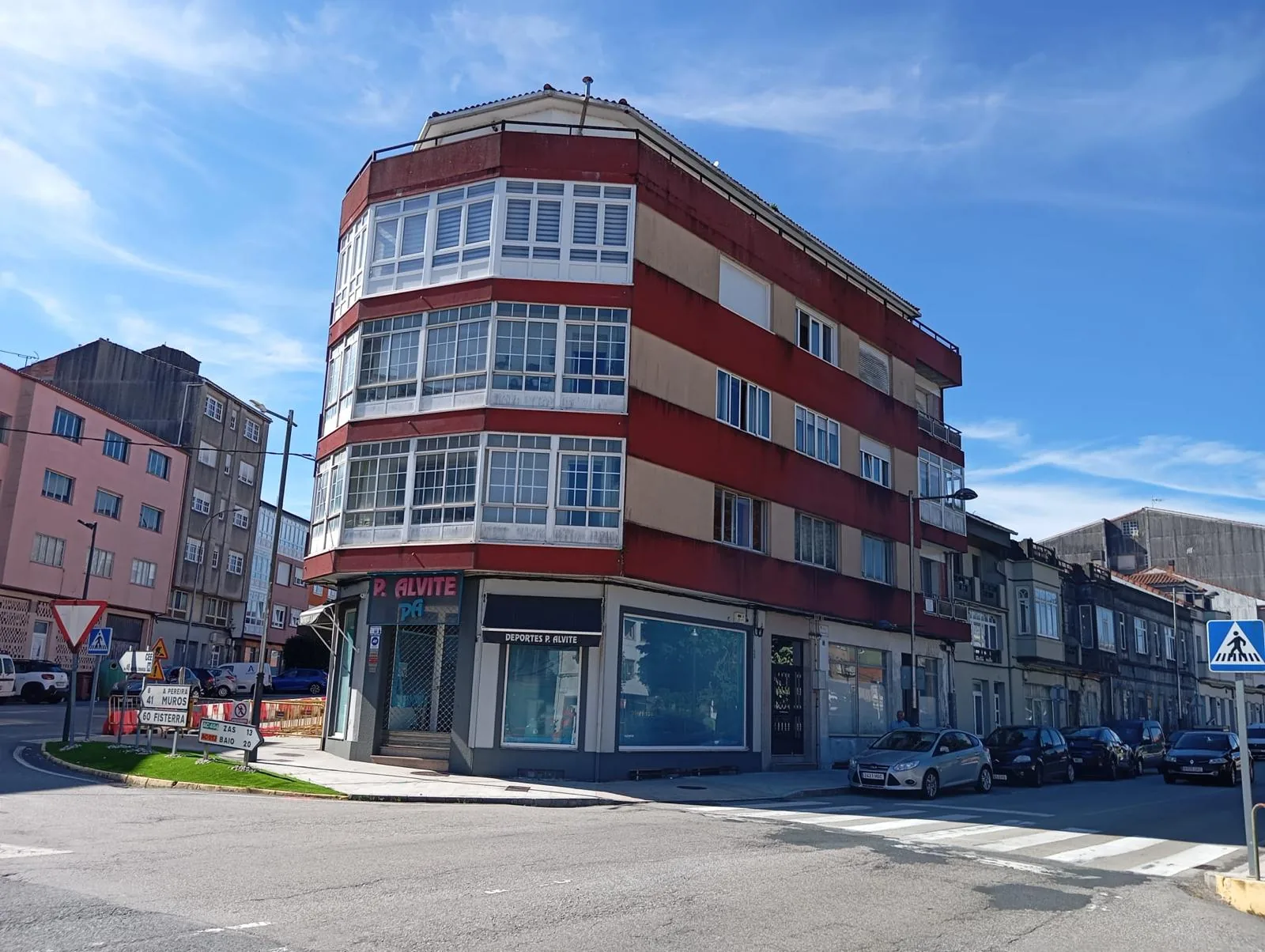 Apartamento renovado à venda em Santa Comba